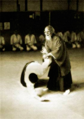 Imagem histórica de Morihei Ueshiba e do Aikido