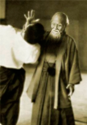 Imagem histórica de Morihei Ueshiba e do Aikido